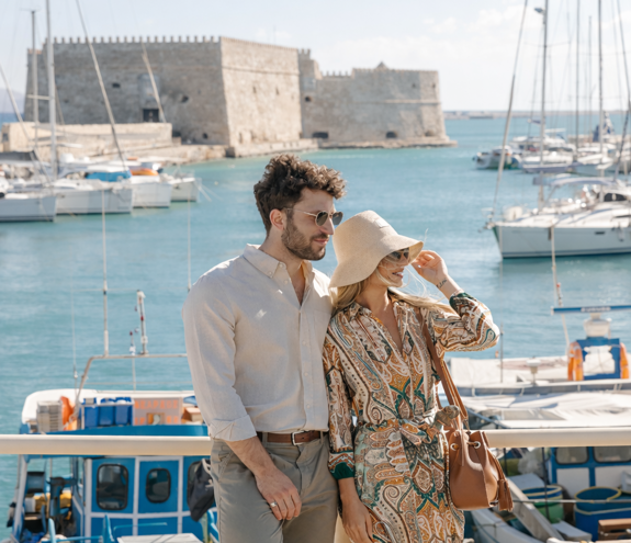 Ζευγάρι Μπροστά Από Το Κουλές